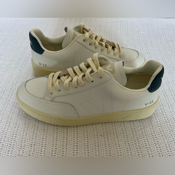 Veja White and Cream Sneakers for Casual Elegance - Picture 3 of 9